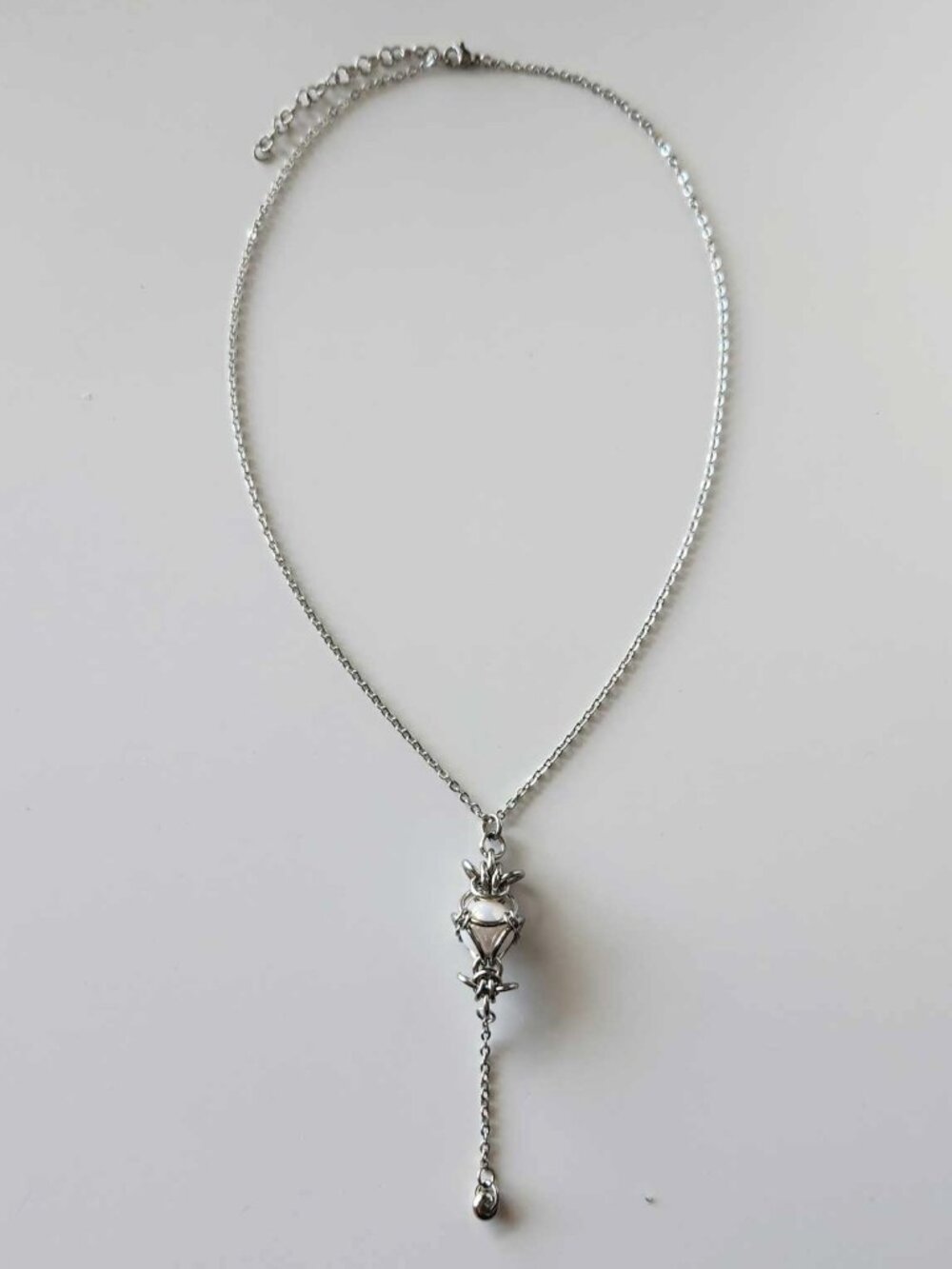 Vintage white pearl and silver rosary necklace with a small silver chain - Picture 3 of 9